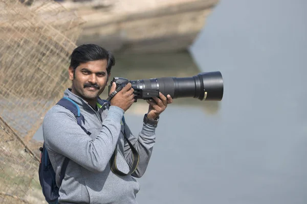 Fotógrafo de vida selvagem com câmera, Bhigwan, Pune, Maharashtra, Índia — Fotografia de Stock