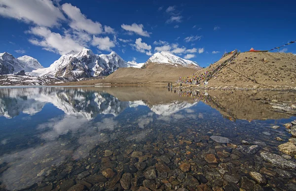 Sikkim, Hindistan, Mayıs 2014, Gurudongmar gölü, 17.800 ft yükseklikte dünyanın en yüksek göllerinden biri insanlar — Stok fotoğraf