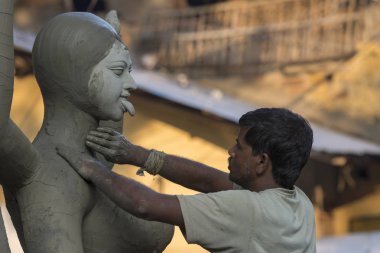 Kumartuli, Kalküta, Hindistan, Ekim 2014, Artisan idol tamamlanması üzerinde çalışıyor