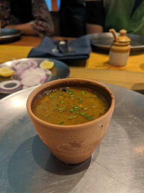 Tavuk Shorba ya da ahşap kasede et suyu.