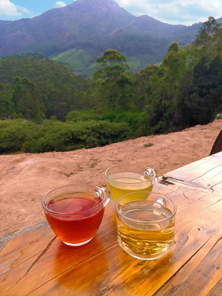 山を背景にテーブルの上に黒茶と白茶 — ストック写真