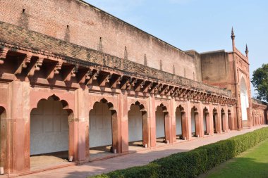 Agra Kalesi 'ndeki Moti Mescid Cami Kapısı yakınlarındaki Geçit Avlusu, Agra, Uttar Pradesh, Hindistan