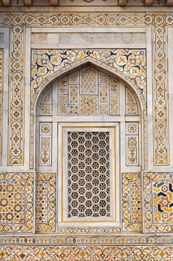 Dış duvar, ayrıntı ve oyuk. Etmaduddaula ya da Itmad-ud-Daula türbesi genellikle Tac Mahal, Agra, Uttar Pradesh, Hindistan 'ın bir taslağı olarak kabul edilir.