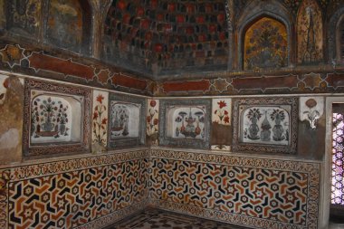 Etmaduddaula ya da Itmad-ud-Daula türbesindeki duvar kiremitleri ve dekorasyonu sık sık Tac Mahal, Agra, Uttar Pradesh, Hindistan 'ın bir taslağı olarak kabul edilir.