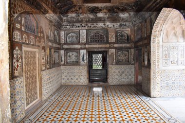 Duvarlar ve tavanlar genellikle Tac Mahal, Agra, Uttar Pradesh, Hindistan 'ın bir taslak olarak kabul edilen Etmaduddaula ya da Itmad-ud-Daula türbesindeki çok renkli taş desenlerle kaplıdır.