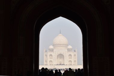 Agra, Uttar Pradesh, Hindistan, Ocak 2020, Büyük Kapı 'dan Tac Mahal' in önü