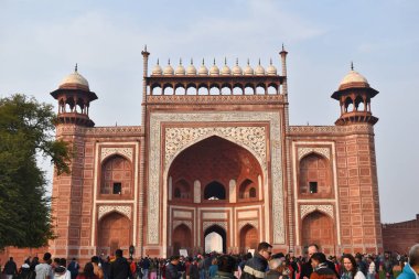 Agra, Uttar Pradesh, Hindistan, Ocak 2020, Büyük Kapı veya Darwaja-i-rauza bahçelere açılan kapı sembolik olarak cenneti temsil ediyor.