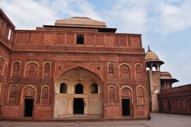 Agra, Uttar Pradesh, Hindistan, Ocak 2020, Jahangir Mahal, Agra Kalesi 'nde kırmızı kumtaşından yapılmıştır. Kraliyet hanesine mensup kadınlar içindir. 