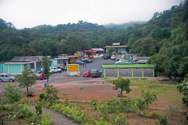 Mawsmai kireçtaşı mağaralarına giriş Cherrapunji, Meghalaya, Hindistan yakınlarında.