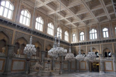 Avizeler ve Tahniyat Mahal Salonu iç mimarisi, Haydarabad, Telangana, Hindistan