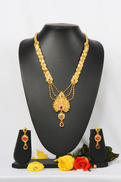 Südindische Goldkette Und Ohrring Set Für Frauen — Stockfoto