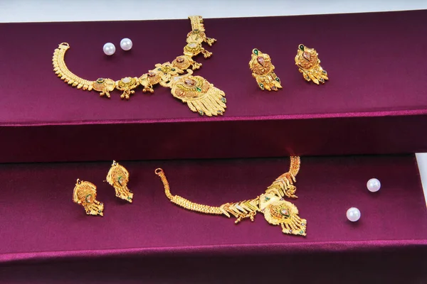 Heavy gold necklaces with earrings for brides