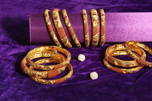 Złote Bransoletki Dla Panny Młodej Maharashtrii — Zdjęcie stockowe