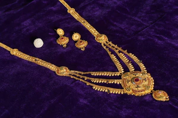 Antika Traditionella Smycken Som Graveras Perfekt För Traditionella Brudkläder — Stockfoto