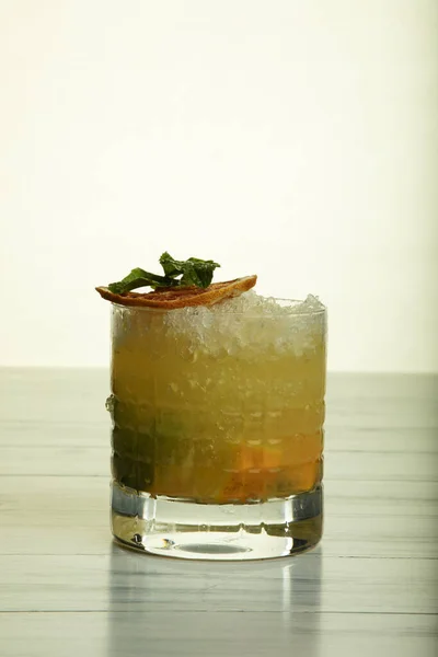 Orangenmojito Mit Weißem Rum Minzblättern Orangen Und Limettenkeilen Und Soda — Stockfoto