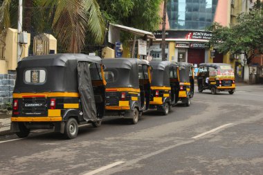 Otomobil çekçekçekleri yolda, Pune, Maharashtra, Hindistan