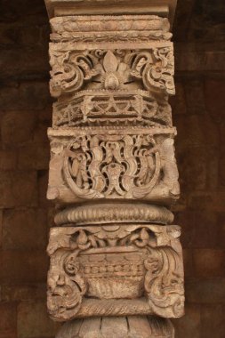 Babür Tapınağı 'nda el oyması sütunlar, Kutub Minar, Delhi, Hindistan