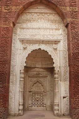 Yasadışı, Kutub Minar, Delhi, Hindistan 'ın mezarına kazınmış Arapça kelimeler.