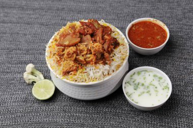 Sebzeli biryani, aromatik pirinç tabağı, basmati pilavı ve karışık sebzeler.