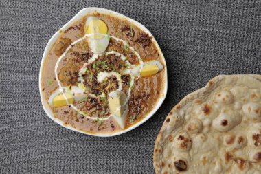 Roti veya Hint ekmeğiyle servis edilen körili yumurta.