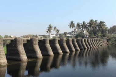 20 Mar 2019, Pune, Maharashtra, Hindistan. Indrayani Nehri 'ndeki eski baraj, Alandi Devachi.