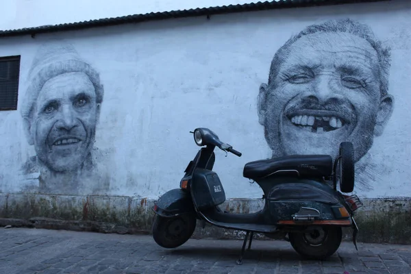 November 2019 Mussoorie Uttarakhand Indien Motorroller Parkt Vor Grafitti Gemälde — Stockfoto