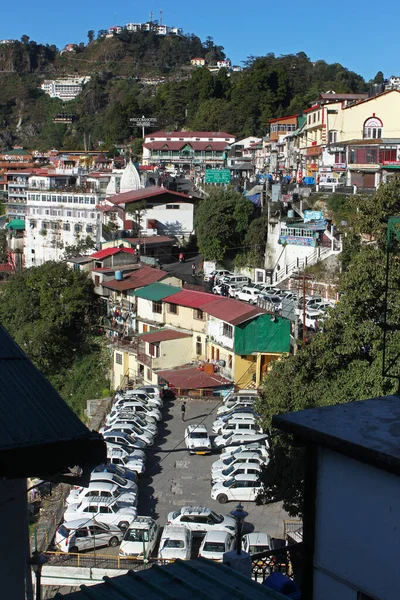 아침에 마을과 자동차 주차장이 보이는 공중에서 인도의 우타라칸드 — 스톡 사진