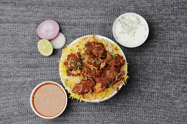 Hyderabadi tavuk biryani ve sosu.