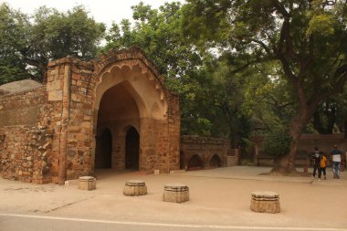 30 Ekim 2019, Delhi, Hindistan. Kutub Minar 'ın ikinci ana girişi.