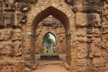 30 Ekim 2019, Delhi, Hindistan. Alauddin Khilji, Kutub Minar, Delhi, Hindistan 'da telefonla konuşan turistler