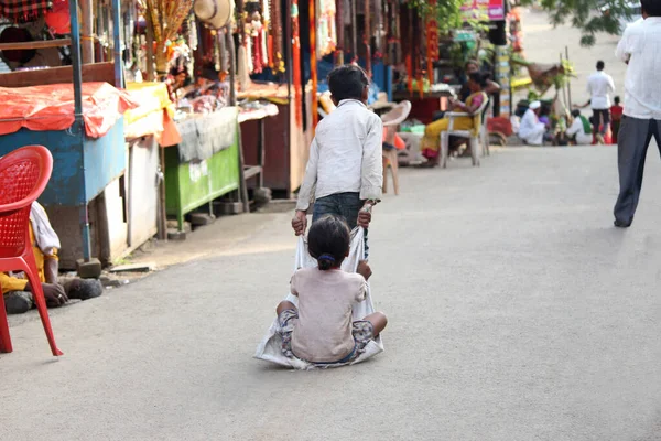 2019 Szeptember Pune Maharshtra India Gyerekek Játszanak Úton Fiú Cipeli — Stock Fotó