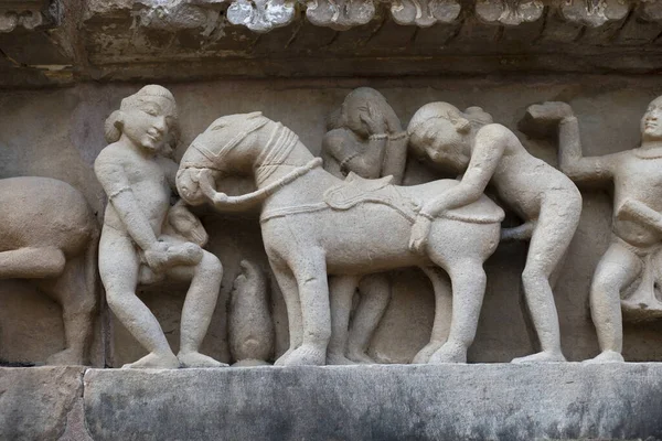 Rzeźba Ludzi Uprawiających Seks Koniem Khajuraho Madhya Pradesh Indie — Zdjęcie stockowe