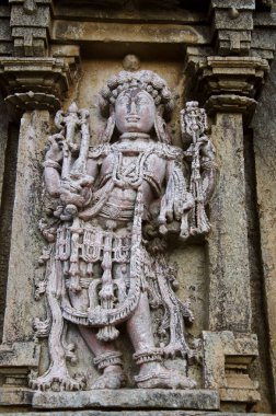 Shravanabelagola, Karnataka, Hindistan yakınlarındaki Shantinatha Basadi 'nin dış duvarına putlar oyulmuş.