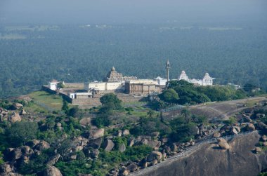 Jain Tapınakları ve Chandragiri Tepesi 'nin havadan görünüşü Vindhyagiri Tepesi, Shravanabelagola, Karnataka, Hindistan' dan alındı.