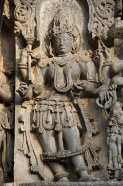 Hoysaleswara Tapınağı 'nın dış duvarına oyulmuş putlar, Lord Shiva, Halebeedu, Karnataka, Hindistan' a adanmış bir 12. yüzyıl Hindu tapınağıdır.