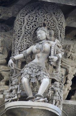 Chennakeshava Tapınağı kompleksinin dış duvarına oyulmuş heykeller, 12. yüzyıl Hindu tapınağı Lord Vishnu, Belur, Karnataka, Hindistan 'a ithaf edilmiştir.
