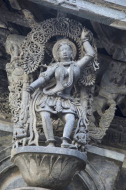 Chennakeshava Tapınağı kompleksinin dış duvarına oyulmuş heykeller, 12. yüzyıl Hindu tapınağı Lord Vishnu, Belur, Karnataka, Hindistan 'a ithaf edilmiştir.