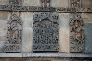 Chennakeshava Tapınağı kompleksinin dış duvarına oyulmuş putlar, Lord Vishnu, Belur, Karnataka, Hindistan 'a adanmış 12. yüzyıl Hindu tapınağıdır.