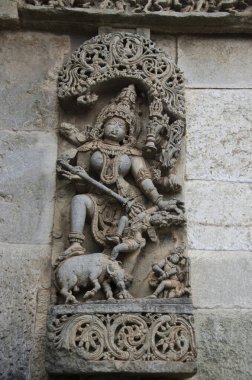 Chennakeshava Tapınağı kompleksinin dış duvarına oyulmuş putlar, Lord Vishnu, Belur, Karnataka, Hindistan 'a adanmış 12. yüzyıl Hindu tapınağıdır.