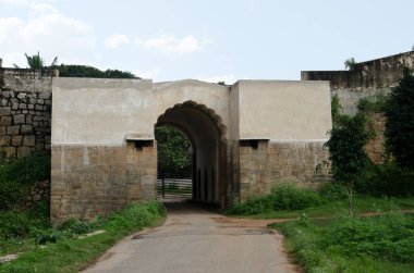 1454 yılında Timmanna Nayaka tarafından inşa edilen Srirangapatna Kalesi 'nin giriş kapılarından biri olan kale, Tipu Sultan, Srirangapatna, Karnataka, Hindistan' da ortaya çıktı.