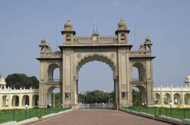Mysore Sarayı 'nın giriş kapılarından biri tarihi bir saray ve Mysore, Karnataka, Hindistan kraliyet konutudur.