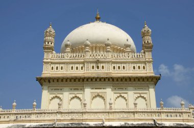 Gumbaz 'ın dış duvarına detaylar kazınıyor, Sultan Tipu ve akrabaları Srirangapatna, Karnataka, Hindistan' ın Müslüman türbesi.