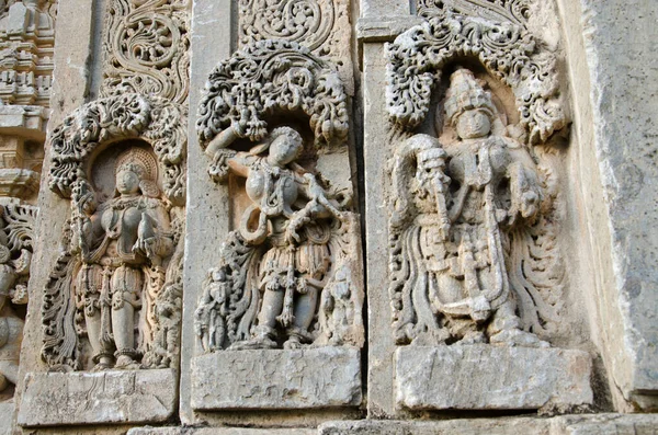 Ídolos Esculpidos Parede Exterior Shantinatha Basadi Perto Shravanabelagola Karnataka Índia — Fotografia de Stock