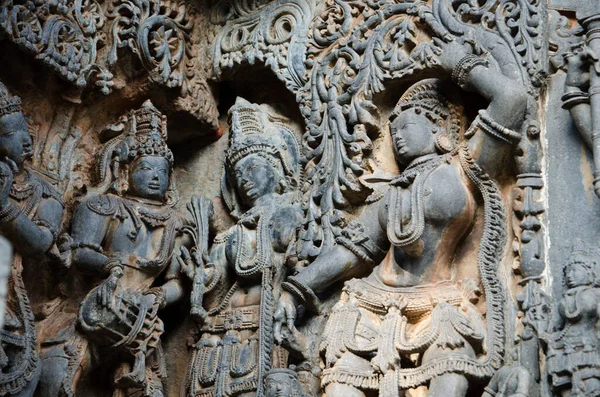 Hoysaleswara Tapınağı 'nın dış duvarına oyulmuş putlar, Lord Shiva, Halebeedu, Karnataka, Hindistan' a adanmış bir 12. yüzyıl Hindu tapınağıdır.