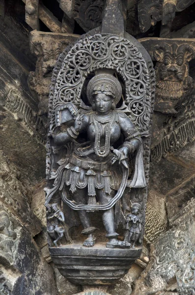 Chennakeshava Tapınağı kompleksinin dış duvarına oyulmuş heykeller, 12. yüzyıl Hindu tapınağı Lord Vishnu, Belur, Karnataka, Hindistan 'a ithaf edilmiştir.