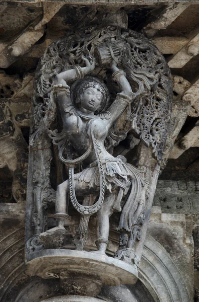 Chennakeshava Tapınağı kompleksinin dış duvarına oyulmuş heykeller, 12. yüzyıl Hindu tapınağı Lord Vishnu, Belur, Karnataka, Hindistan 'a ithaf edilmiştir.