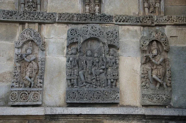 Chennakeshava Tapınağı kompleksinin dış duvarına oyulmuş putlar, Lord Vishnu, Belur, Karnataka, Hindistan 'a adanmış 12. yüzyıl Hindu tapınağıdır.