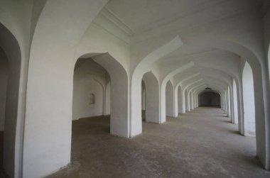 Gumbaz yakınlarında bir binanın içi, Sultan Tipu 'nun Müslüman türbesi ve akrabaları, Srirangapatna, Karnataka, Hindistan