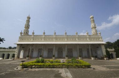 Gumbaz yakınlarındaki küçük bir mescit veya cami, Sultan Tipu 'nun Müslüman türbesi ve akrabaları, Srirangapatna, Karnataka, Hindistan