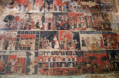 Jain Math, Shravanabelagola, Karnataka, Hindistan 'ın iç duvarındaki renkli mitolojik resimler